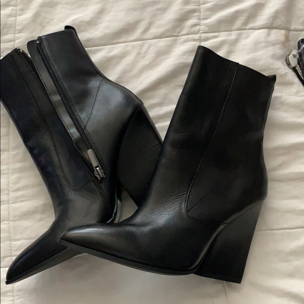 Black pointed boots